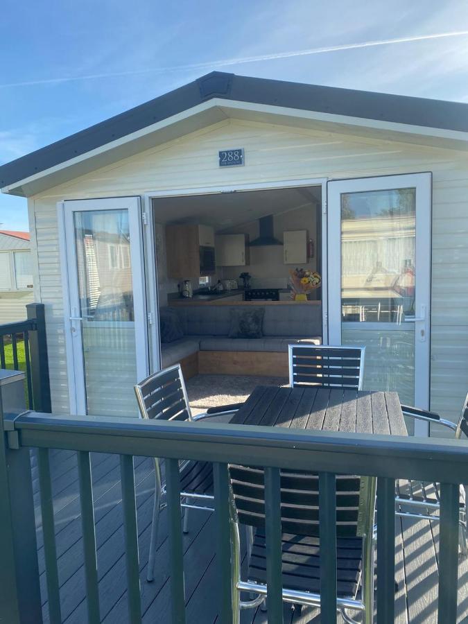 Modern 3 Bedroom Caravan Near The Beach ウォルトン・オン・ザ・ネーズ エクステリア 写真