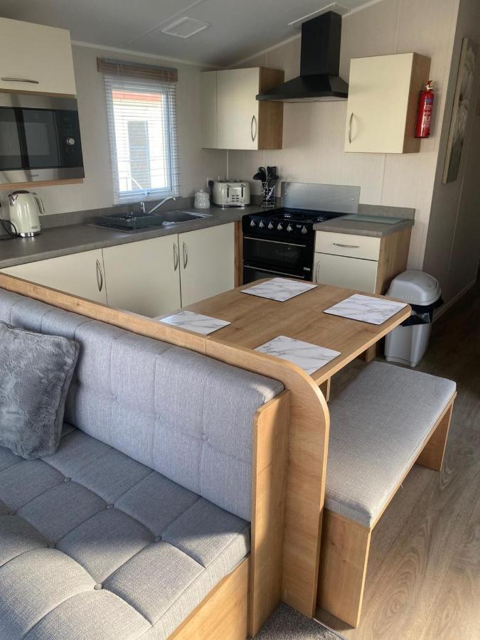 Modern 3 Bedroom Caravan Near The Beach ウォルトン・オン・ザ・ネーズ エクステリア 写真