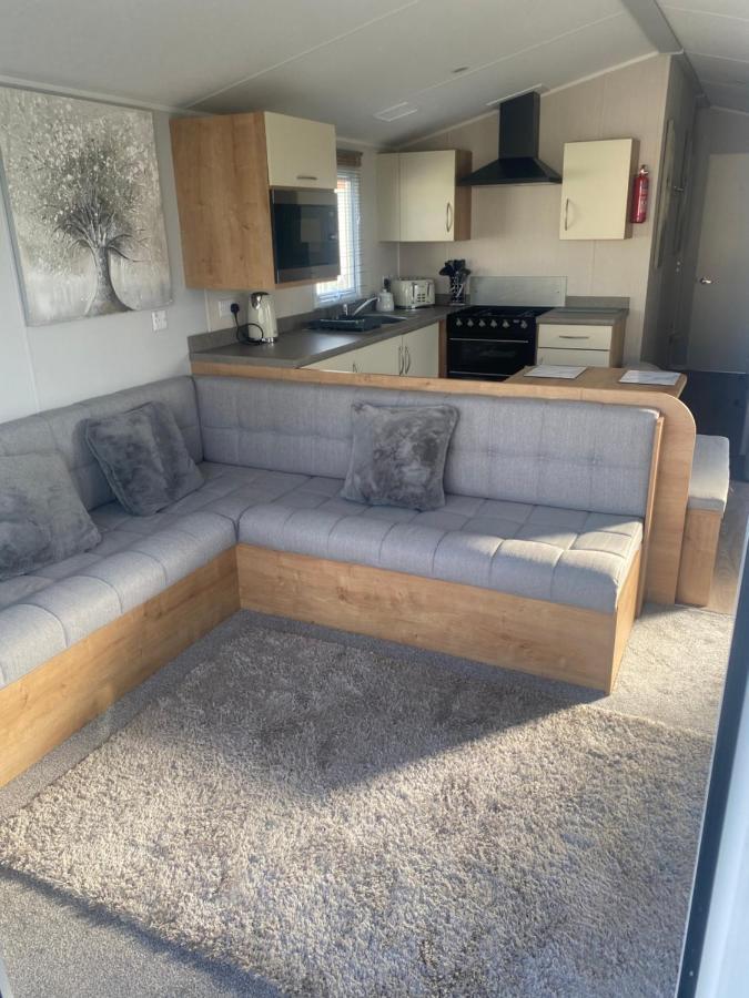 Modern 3 Bedroom Caravan Near The Beach ウォルトン・オン・ザ・ネーズ エクステリア 写真