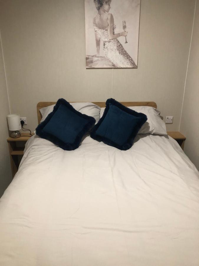 Modern 3 Bedroom Caravan Near The Beach ウォルトン・オン・ザ・ネーズ エクステリア 写真