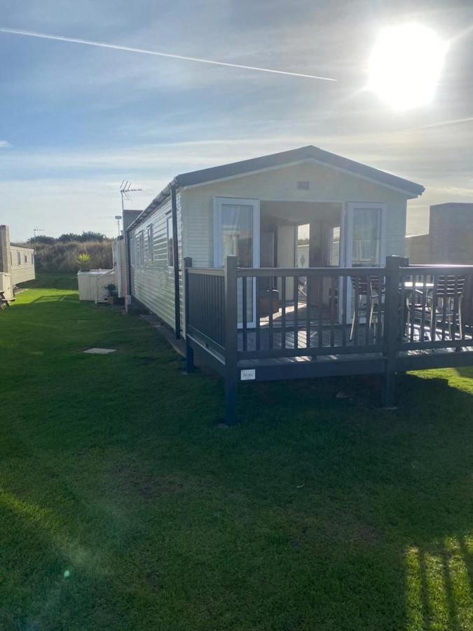 Modern 3 Bedroom Caravan Near The Beach ウォルトン・オン・ザ・ネーズ エクステリア 写真