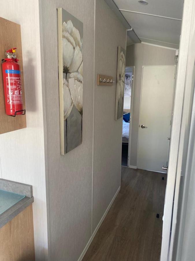 Modern 3 Bedroom Caravan Near The Beach ウォルトン・オン・ザ・ネーズ エクステリア 写真