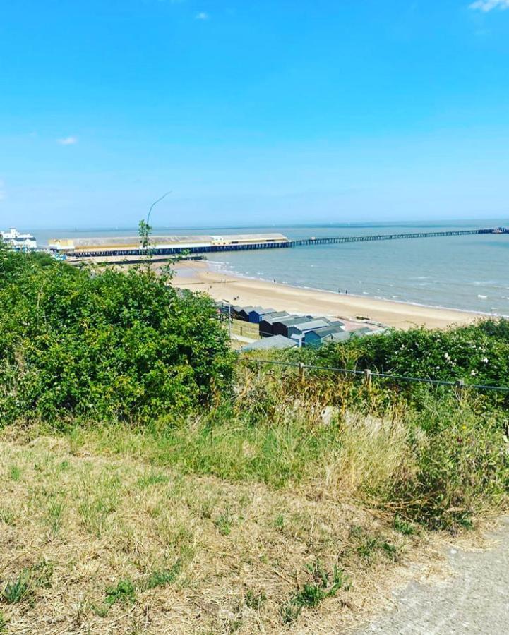 Modern 3 Bedroom Caravan Near The Beach ウォルトン・オン・ザ・ネーズ エクステリア 写真
